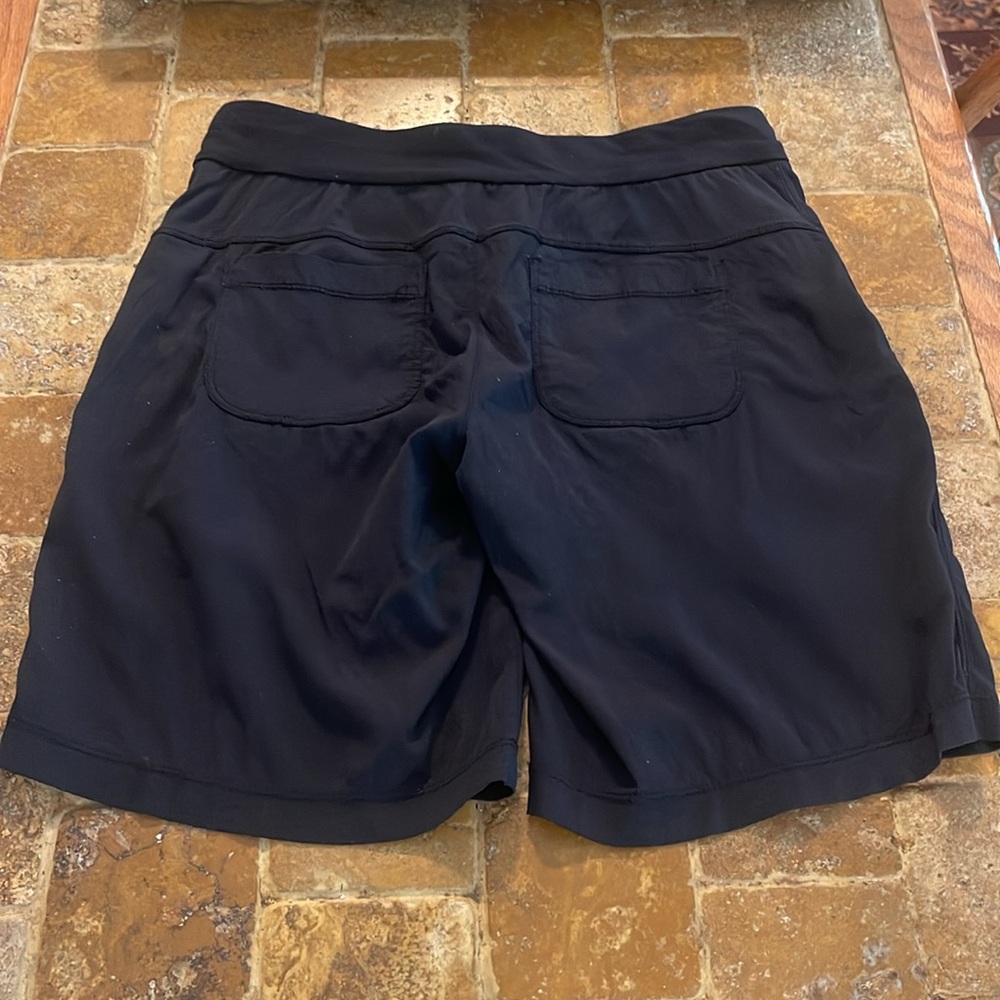 Athleta shorts size 2, black, with zippered pockets - Picture 6 of 6